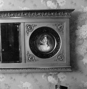 Right portrait of mirror over