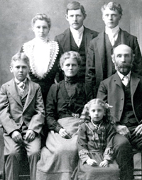 Shipp Family Portrait - H09256